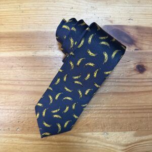 Corbata azul con estampado de plátanos, complemento de moda masculino y elegante.