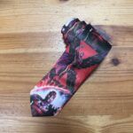 Corbata con diseño de personajes de cómic y colores vibrantes para hombres y mujeres.