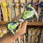 Lazo de tela con personajes de dibujos animados, ideal para moda infantil y accesorios divertidos.