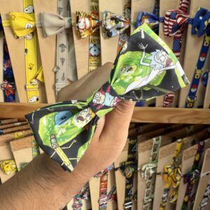 Lazo de tela con personajes de dibujos animados, ideal para moda infantil y accesorios divertidos.