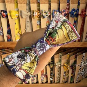 1. Complemento para el cabello con estampado de personajes de cómic y arte pop.