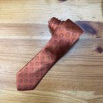 Corbata de diseño con patrón circular para hombre, sofisticada y moderna.