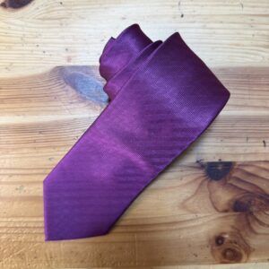 Corbata morada de seda con patrón elegante para ocasiones formales y eventos especiales.
