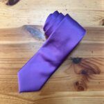 Corbata morada de satén para eventos formales y ocasiones especiales.