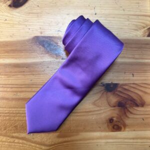 Corbata morada de satén para eventos formales y ocasiones especiales.