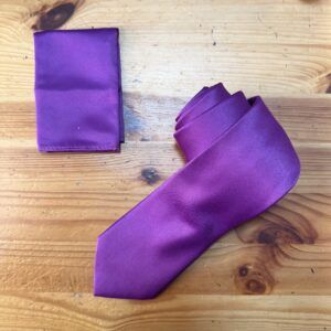 Cinta de seda morada para trajes y accesorios, elegante y suave.