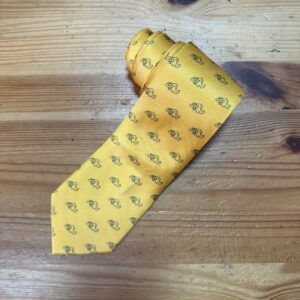 Corbata amarilla con estampado de carneros, elegante y moderna para ocasiones especiales.