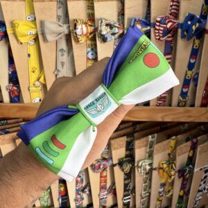 Colorido lazo de tela inspirado en personajes de ciencia ficción y espacio. Ideal para accesorios divertidos y originales en moda infantil.