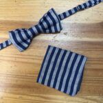 Lazo de pajarita y pañuelo a rayas en tonos azul y beige para ocasiones formales y elegantes.