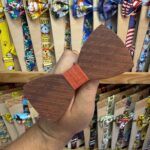 Sombrero de madera estilo bowtie, ideal para accesorios de moda y decoración creativa.