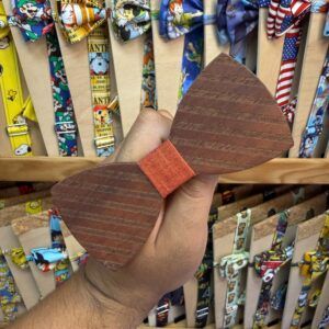 Sombrero de madera estilo bowtie, ideal para accesorios de moda y decoración creativa.