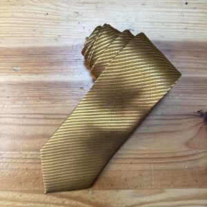 Corbata dorada con líneas finas perfecta para eventos formales o elegantes.