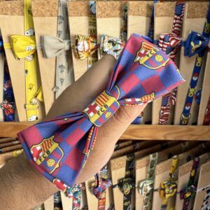 Pulsera de tela con logo del Fútbol Club Barcelona en exhibición.