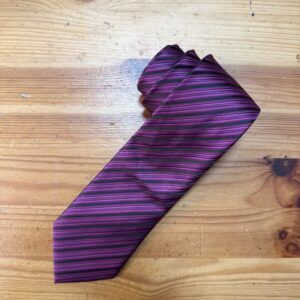 Corbata de seda con rayas moradas y negras, estilo elegante y moderno para hombres.