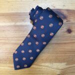 Corbata azul con logo de Carmenatis, estilo profesional y elegante para hombre.