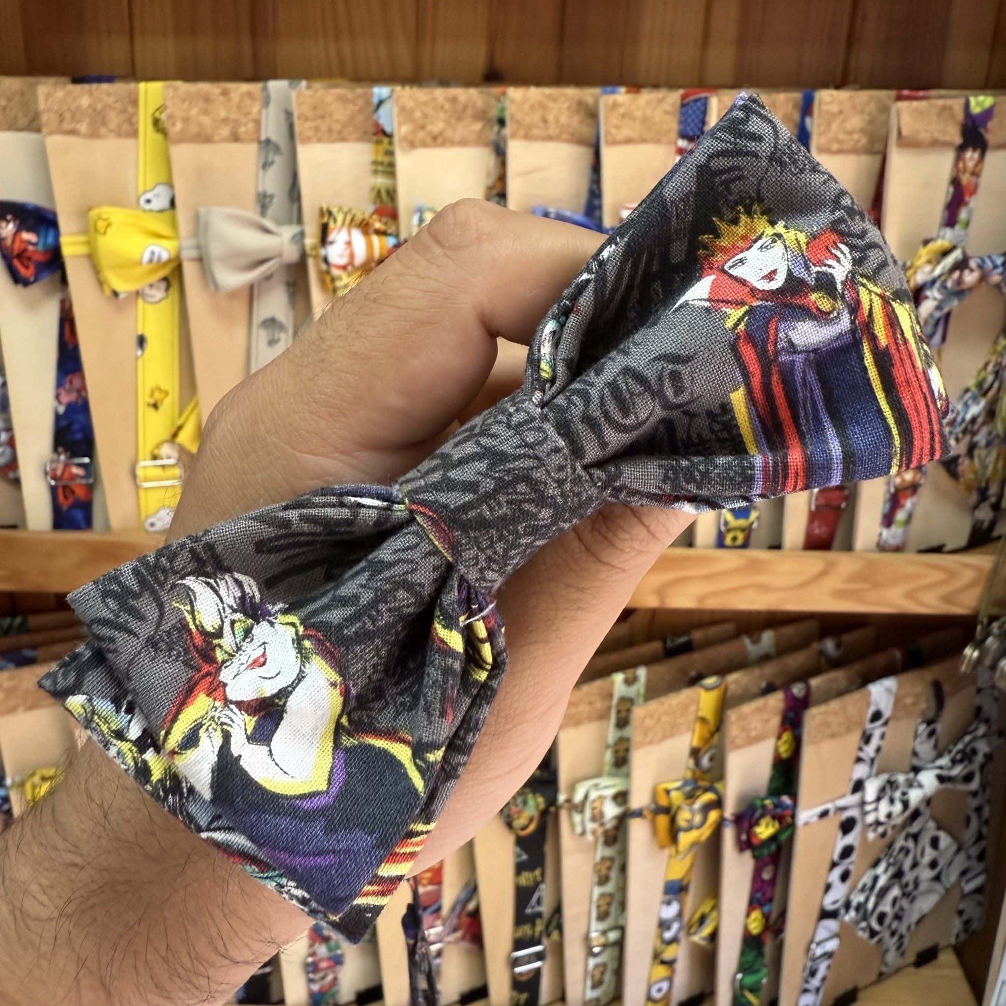 Cinta de tela con diseño de personajes de anime y premio de Carmenatis.