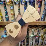 1. Abanico de madera con diseño de fantasmas y tela a rayas, ideal para verano y decoración divertida.