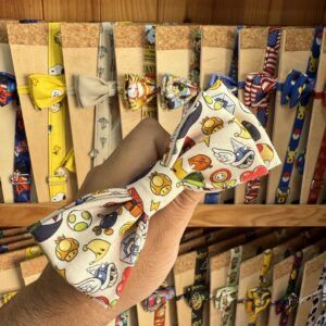 Cinta con estampado de personajes de videojuegos y cómics en tienda de accesorios.