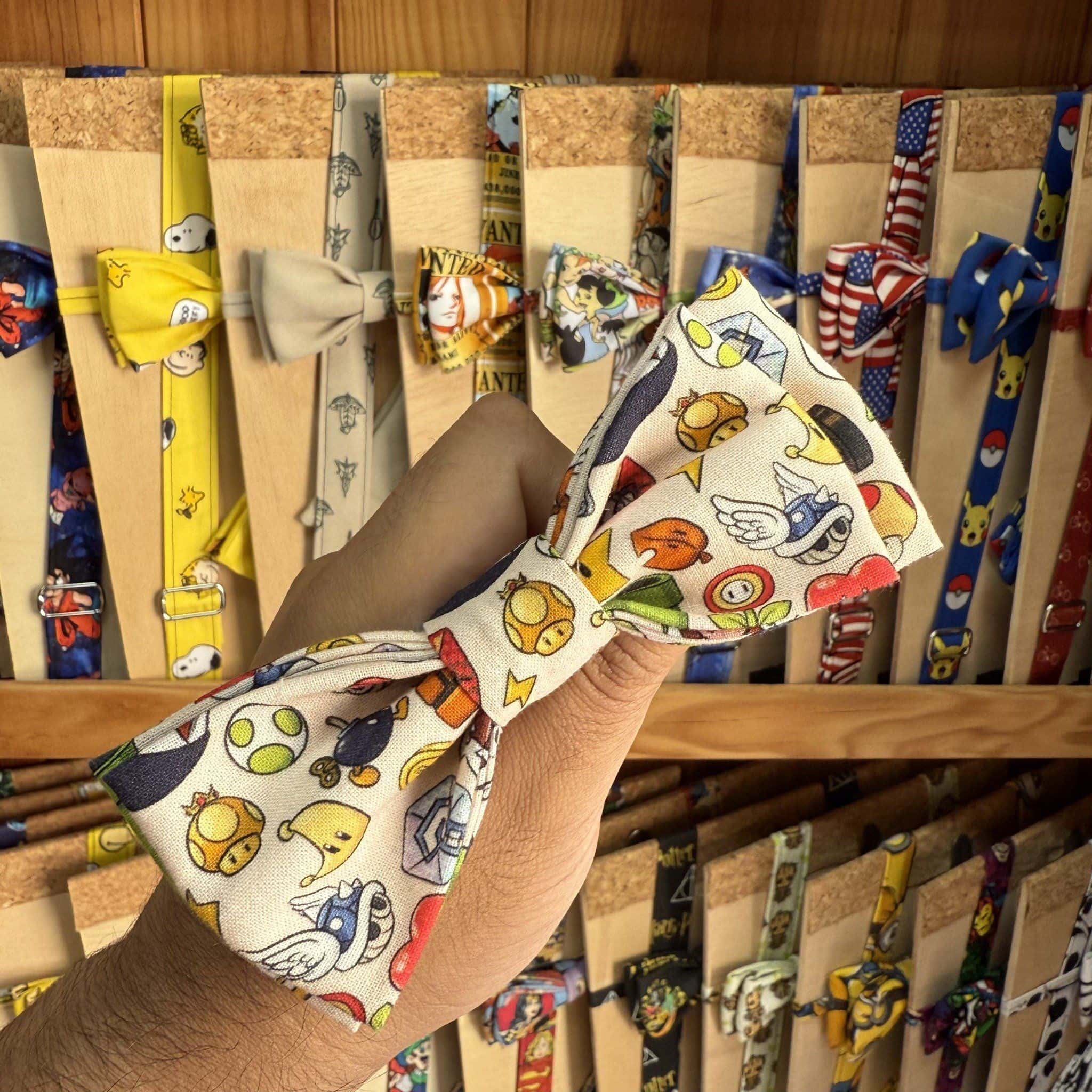 Cinta con estampado de personajes de videojuegos y cómics en tienda de accesorios.