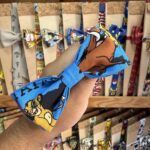 1. Lazo de tela con estampado de personajes de dibujos animados en color azul y naranja.