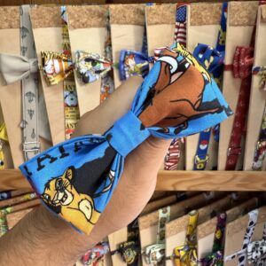 1. Lazo de tela con estampado de personajes de dibujos animados en color azul y naranja.