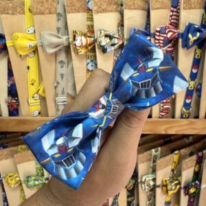 Dibujos de unos moños con estampados de Pokémon y personajes infantiles en tienda de accesorios.