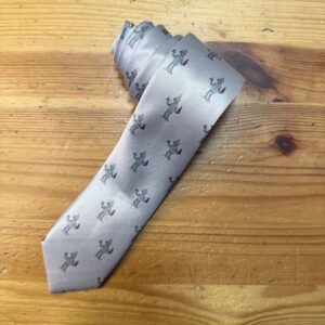1. Corbata de seda gris con diseño de caballeros medievales para hombre elegante.