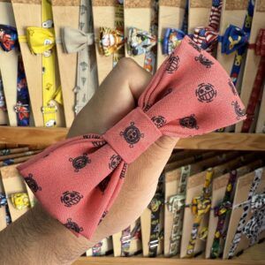 Lazo de tela rosa con estampado de personajes Disney para niños.