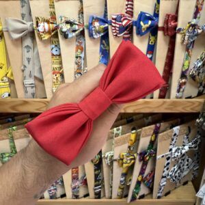 1. Lazo de tela rojo para accesorios de moda y ocasiones especiales.