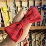 Lazo para cabello con diseño de bicicletas en color rojo, ideal para accesorios de moda mujer y niña.