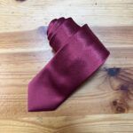 Lazo de seda burdeos para ocasiones especiales y eventos formales.
