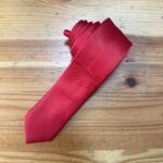 Corbata roja de seda para eventos y ocasiones especiales.