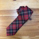 Corbata de tartán rojo, ideal para vestir con estilo clásico y sofisticado. Perfecta para eventos formales y ocasiones especiales.