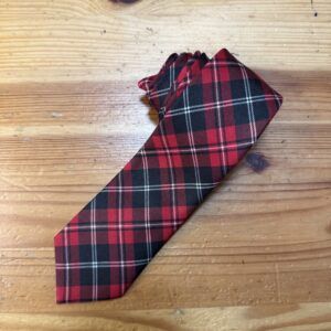 Corbata de tartán rojo, ideal para vestir con estilo clásico y sofisticado. Perfecta para eventos formales y ocasiones especiales.