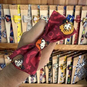 Lazo de tela de Harry Potter con personajes y varitas mágicas, ideal para accesorios y moda infantil.