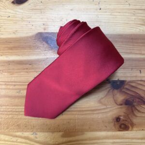 Corbata de seda burdeos, elegante y de alta calidad, perfecta para ocasiones formales y negocios.