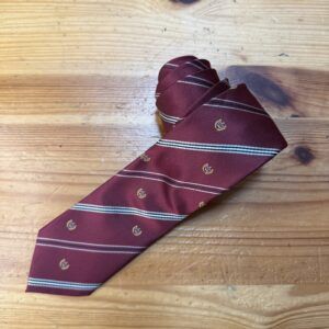 Corbata de seda burdeos con detalles dorados y rayas blancas y negras, perfecta para eventos formales y elegantes.