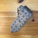 1. Corbata de seda con diseño geométrico en tonos azul y dorado.
