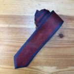 Corbata hecha a mano con diseño elegante y telas de alta calidad, perfecta para ocasiones formales y eventos especiales.