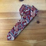 Banda de seda con estampado paisley en tonos rojo, azul y blanco, ideal para accesorios de moda y prendas elegantes.