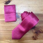 Corbata de seda rosa fucsia para mujer, de alta calidad y acabado elegante.