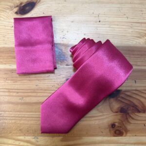 Corbata de seda rosa fucsia para mujer, de alta calidad y acabado elegante.