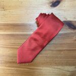 Pañuelo de seda rojo para mujer en acabado liso, accesorio elegante y de alta calidad.