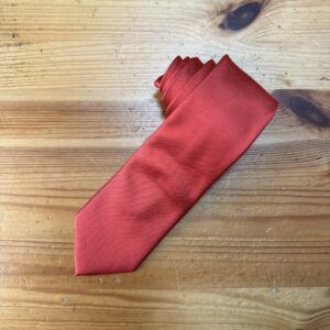 Pañuelo de seda rojo para mujer en acabado liso, accesorio elegante y de alta calidad.