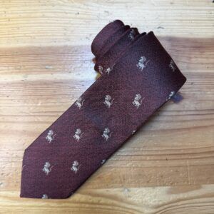 Corbata de seda con diseño de caballos, elegante y de alta calidad para ocasiones formales.