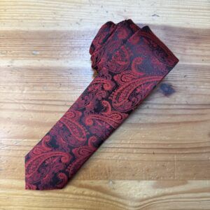 1. Corbata de seda con diseño paisley en tonos rojos y negros para ocasiones elegantes.