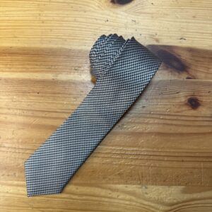 Corbata con patrón de tipo pata de gallo en negro y blanco para estilismo elegante.