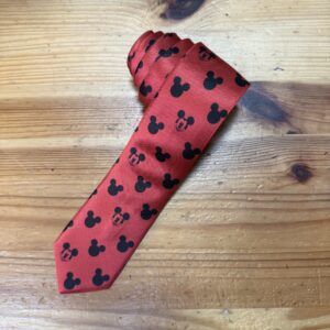 Corbata roja Mickey Mouse con detalles negros, accesorios de moda infantil y adultos, diseño divertido y original.