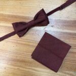 Corbata con nudo y pañuelo a juego en tejido de lana en color burdeos.