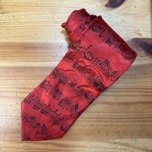 Balcón de seda con notas musicales en color rojo para eventos y decoración elegante.